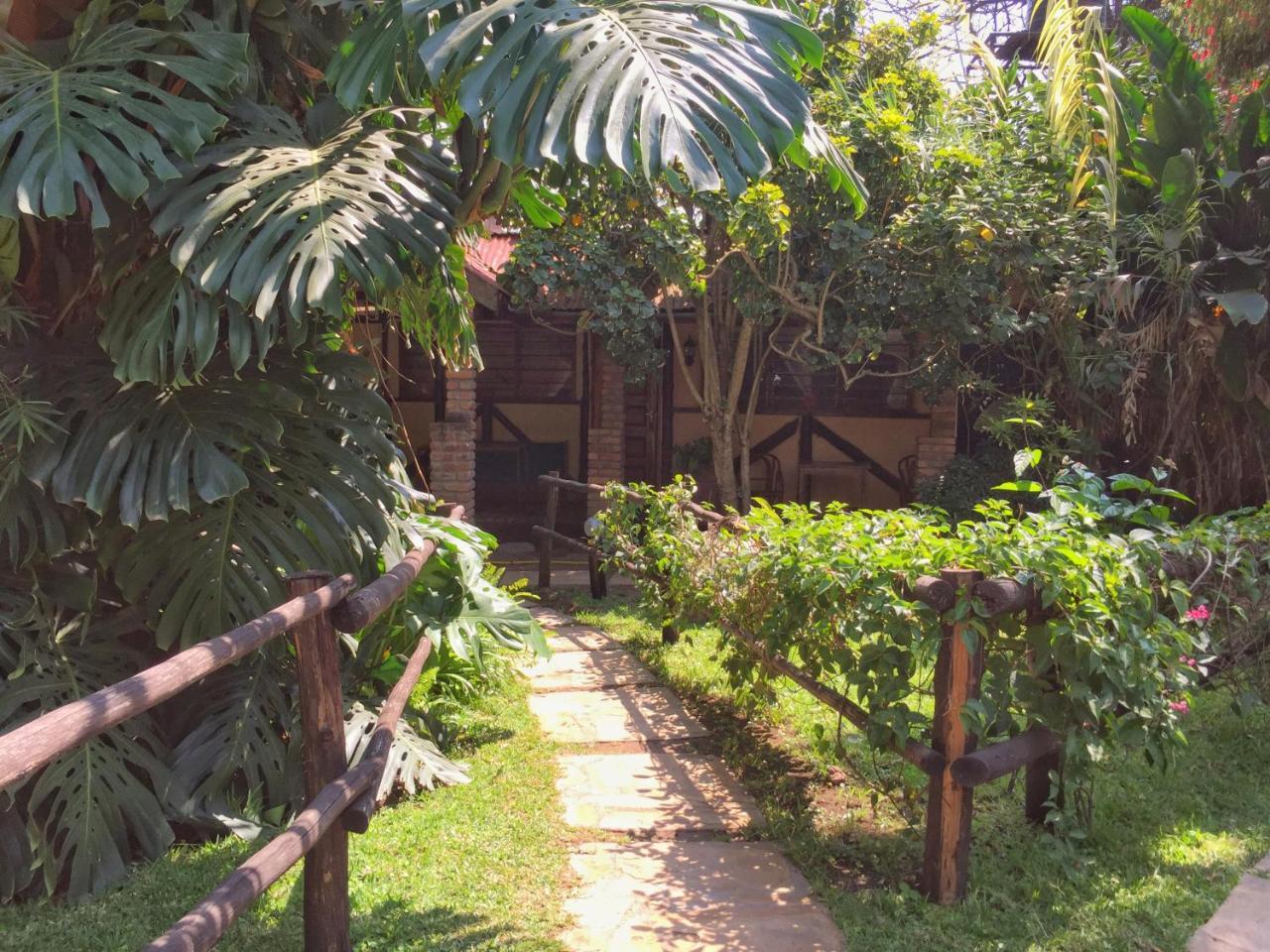 Outpost Lodge อารูชา ภายนอก รูปภาพ
